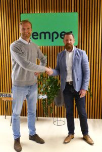 Danny Assen and DavidGunneweg shake hands on the new partnership between MANUS and Temper